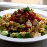 Hurtig tømmermændsmad - pastasalat med karry, bacon og kylling