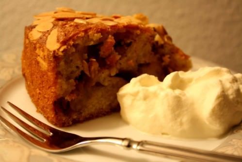 Bagt æblekage med kanel og rosiner