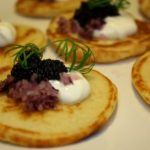 Blinis med kaviar og laks