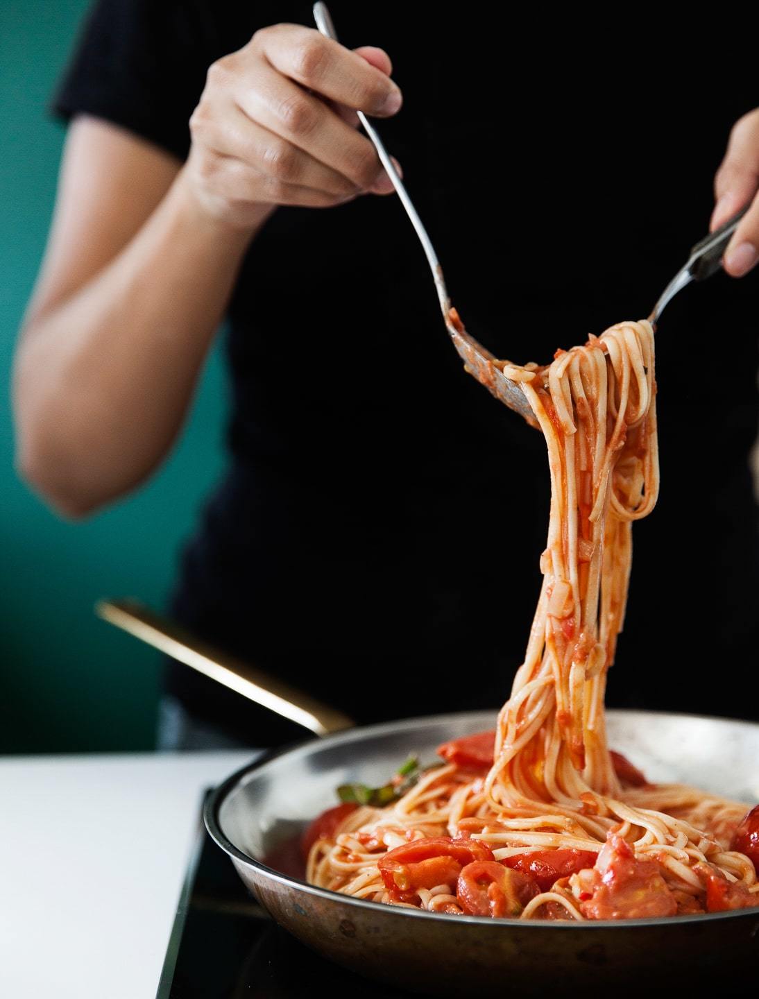 pasta med friske tomater, chili, hvidløg og basilikum