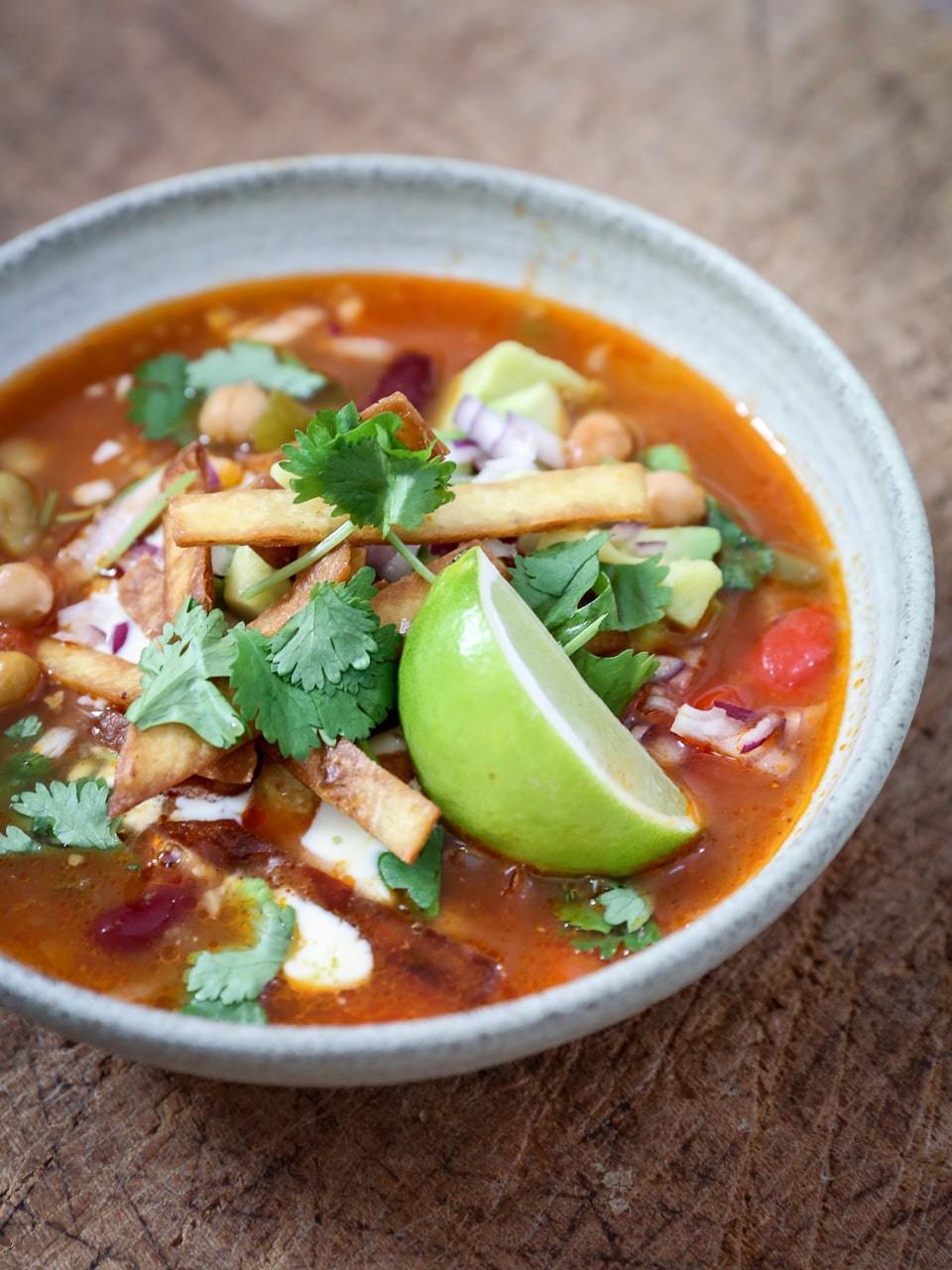 mexicansk suppe med sprøde tortillas, bønner og kylling