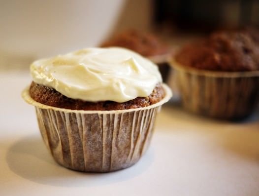 Gulerodsmuffins med flødeostglasur