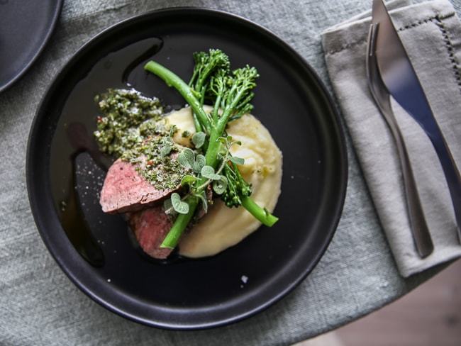 tank Knop kom sammen Helstegt oksemørbrad med kartoffelpuré og chimichurri - Foodfanatic.dk