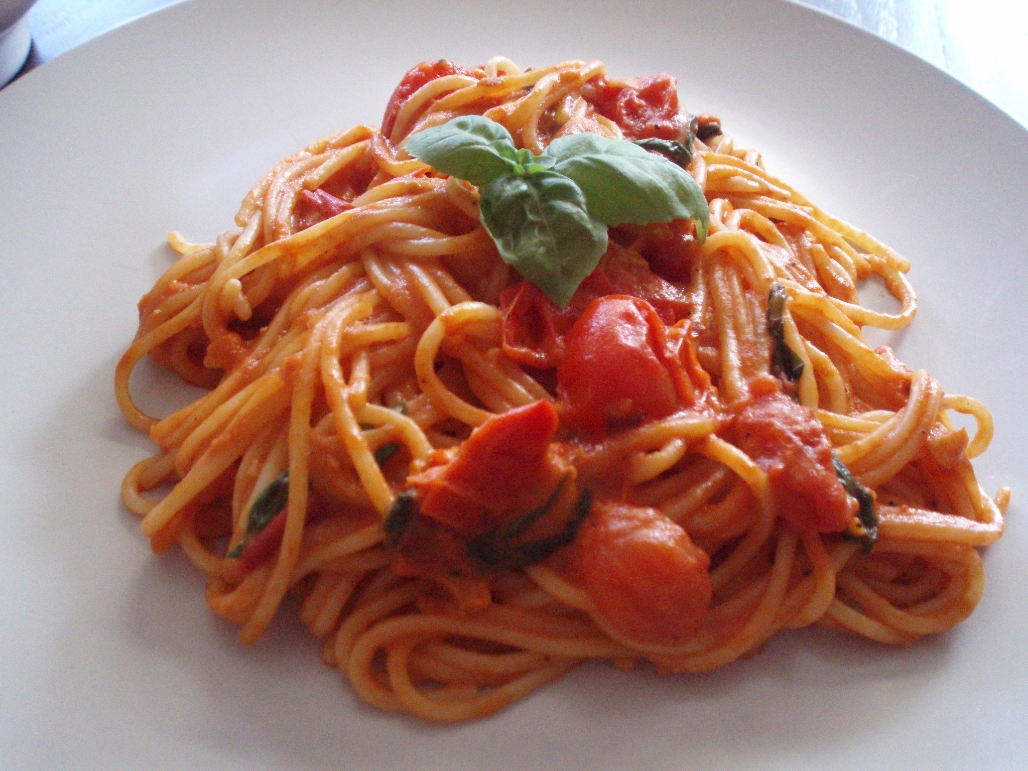 Spagetti med cherrytomater, hvidløg og frisk basilikum