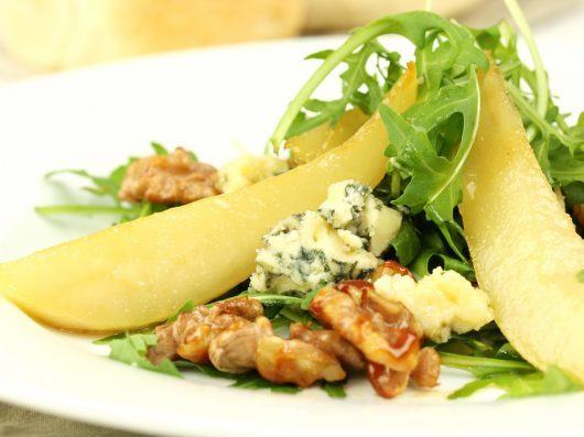 Salat med karamelliserede pærer, blå ost og valnødder