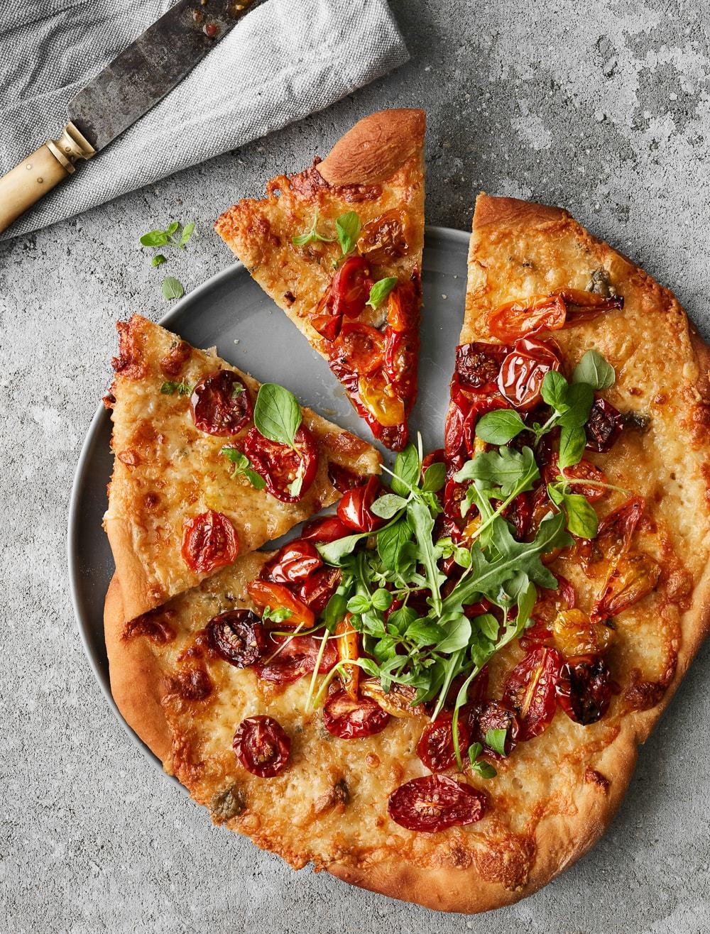 pizza med fire slags ost og bagte tomater