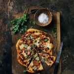 Pizza med svampe, pancetta og ost
