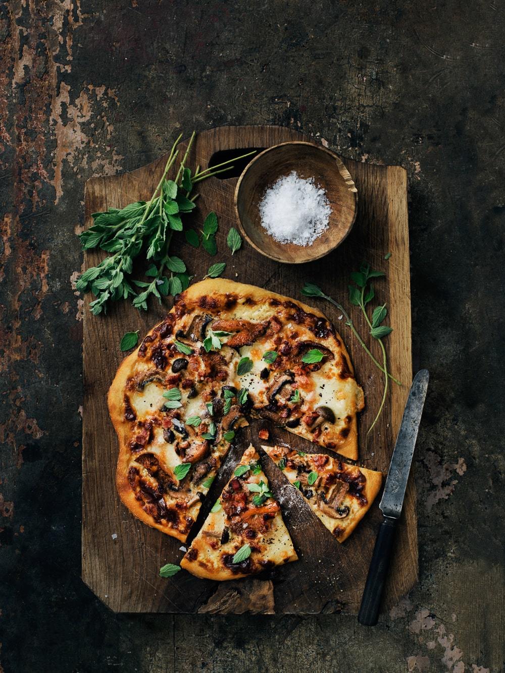 Pizza med svampe, ost og pancetta - den bedste efterårspizza