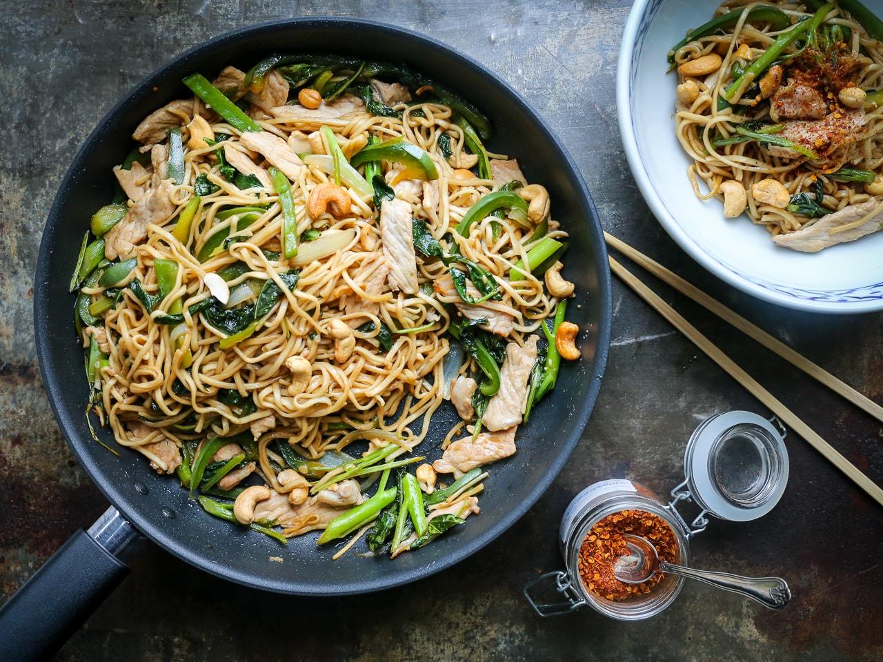 stegte nudler - hurtig asiatiske stegte ægnudler med broccoli, svinekød, peberfrugt og cashewnødder