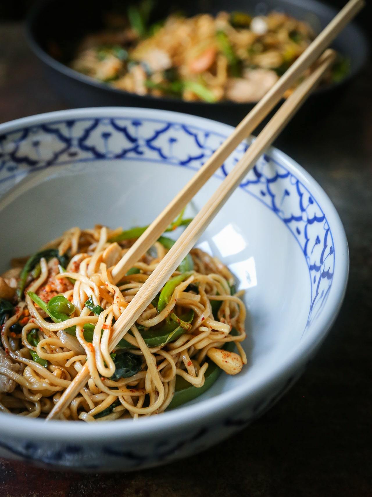 stegte nudler med svinekød, broccoli og peberfrugt - nem asiatisk mad