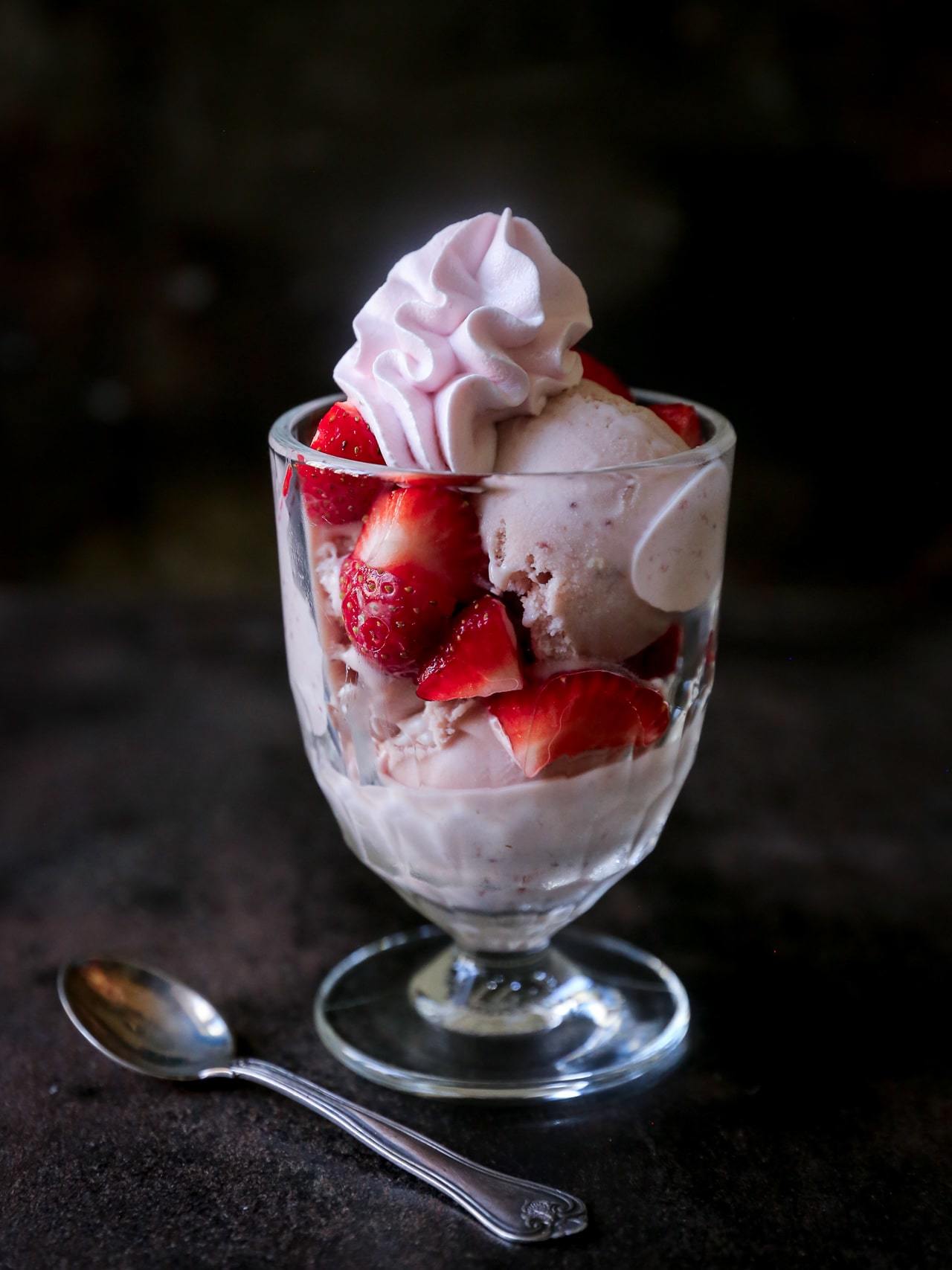 strawberry sundae med hjemmelavet jordbæris, friske bær og jordbærguf