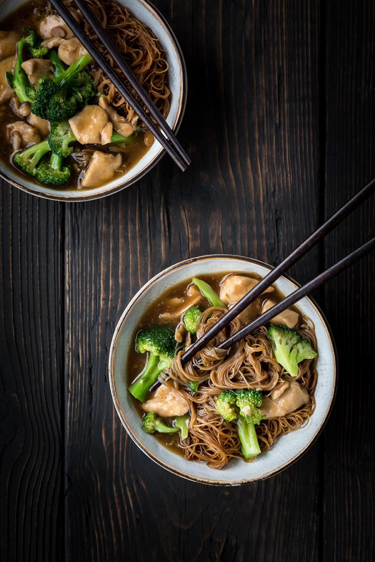 thaikylling i sojabønnepasta med broccoli ohg nudler - pad rad na