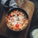 Tomatrisotto med basilikum, hvidvin og parmesan