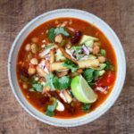 Tortillasuppe: Mexicansk suppe med sprøde tortillas, kylling, peberfrugt og bønner