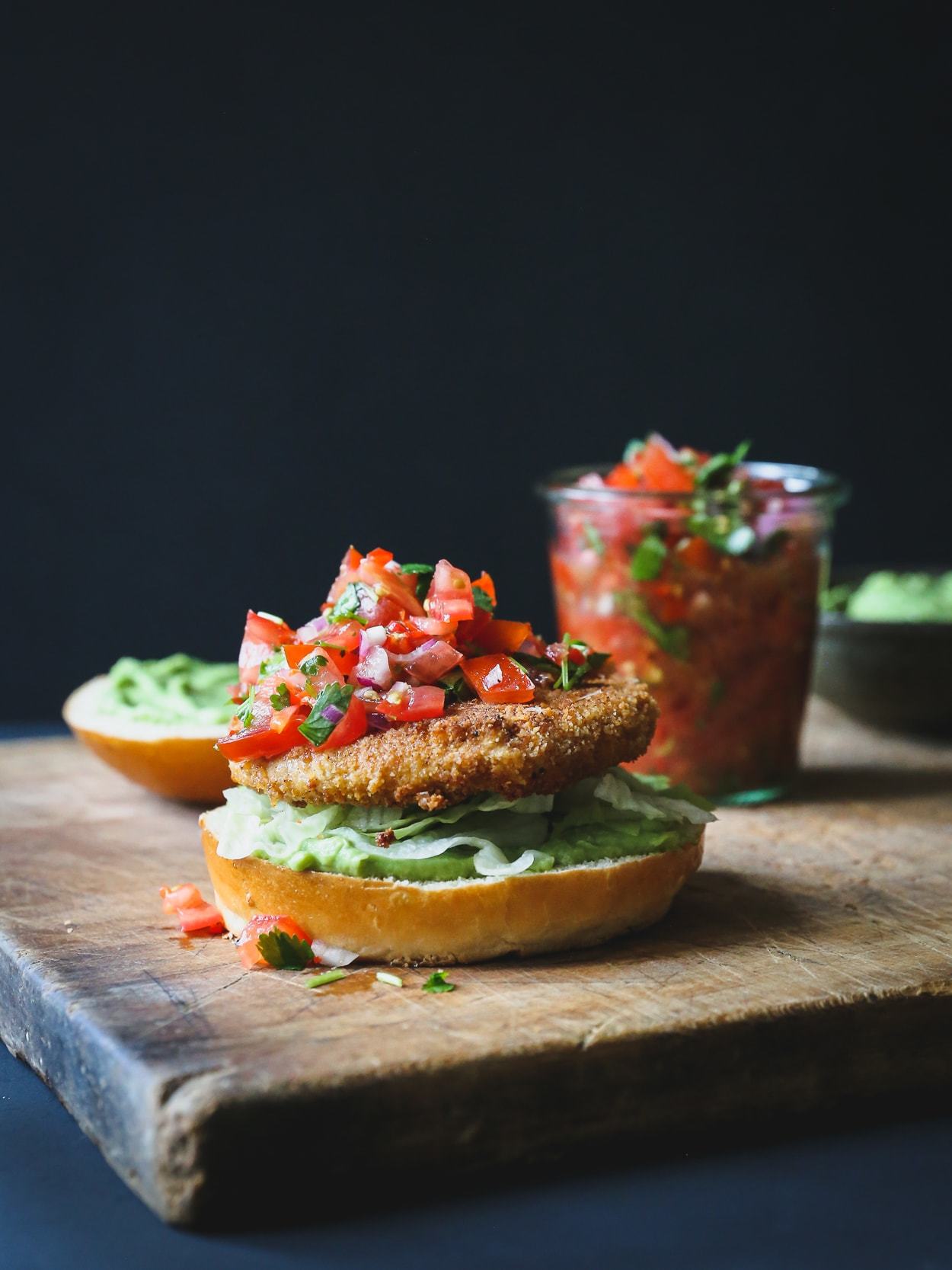 vegetarburger med guacamole og salsa