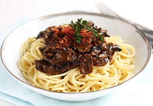 Spaghetti med svampesauce og sprød, lufttørret skinke