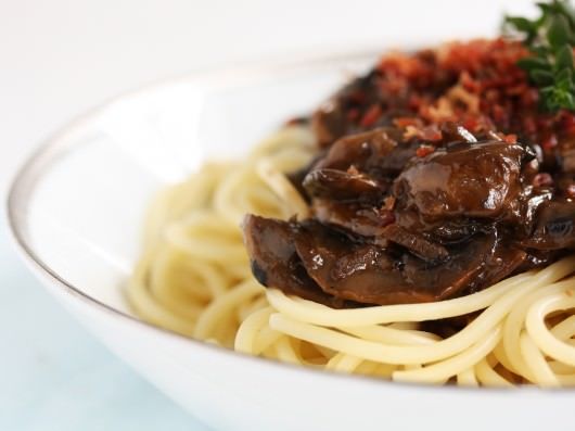 Spaghetti med svampesauce og sprød, lufttørret skinke