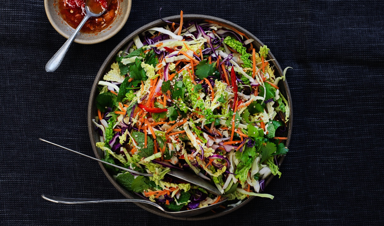 Asiatisk kålsalat med koriander, mynte og sesam