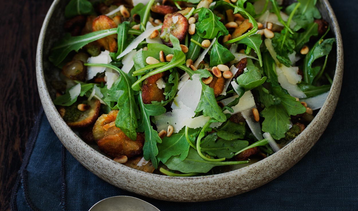 Salat med bagte jordskokker, rucola, pinjekerner og pesto