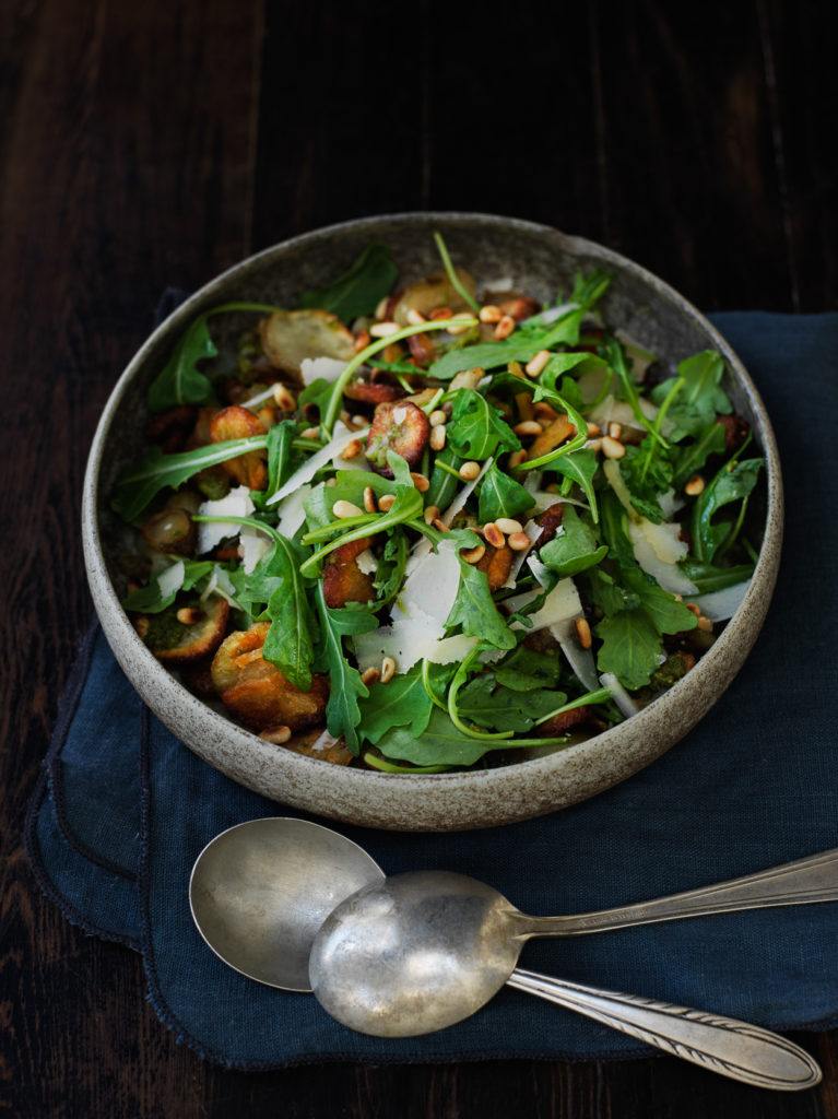 Bagte jordskokker med rucola, pinjekerner og pesto