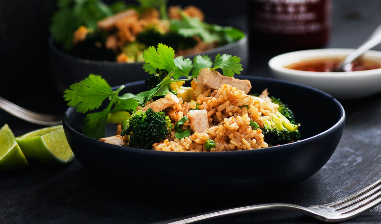 Stegte ris med svinekød, broccoli og æg