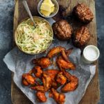 Hot wings med slaw og bagte kartofler