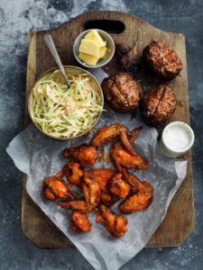 Hot wings med slaw og bagte kartofler