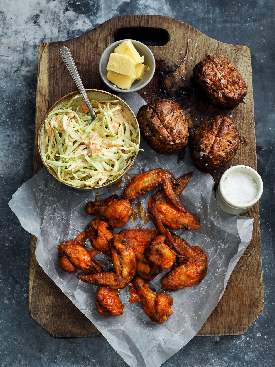 Hotwings med slaw og bagte kartofler