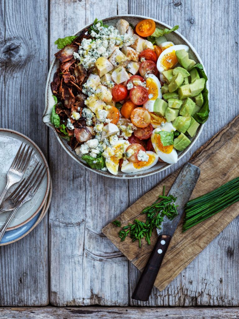 cobb salad med kylling, bacon og avocado