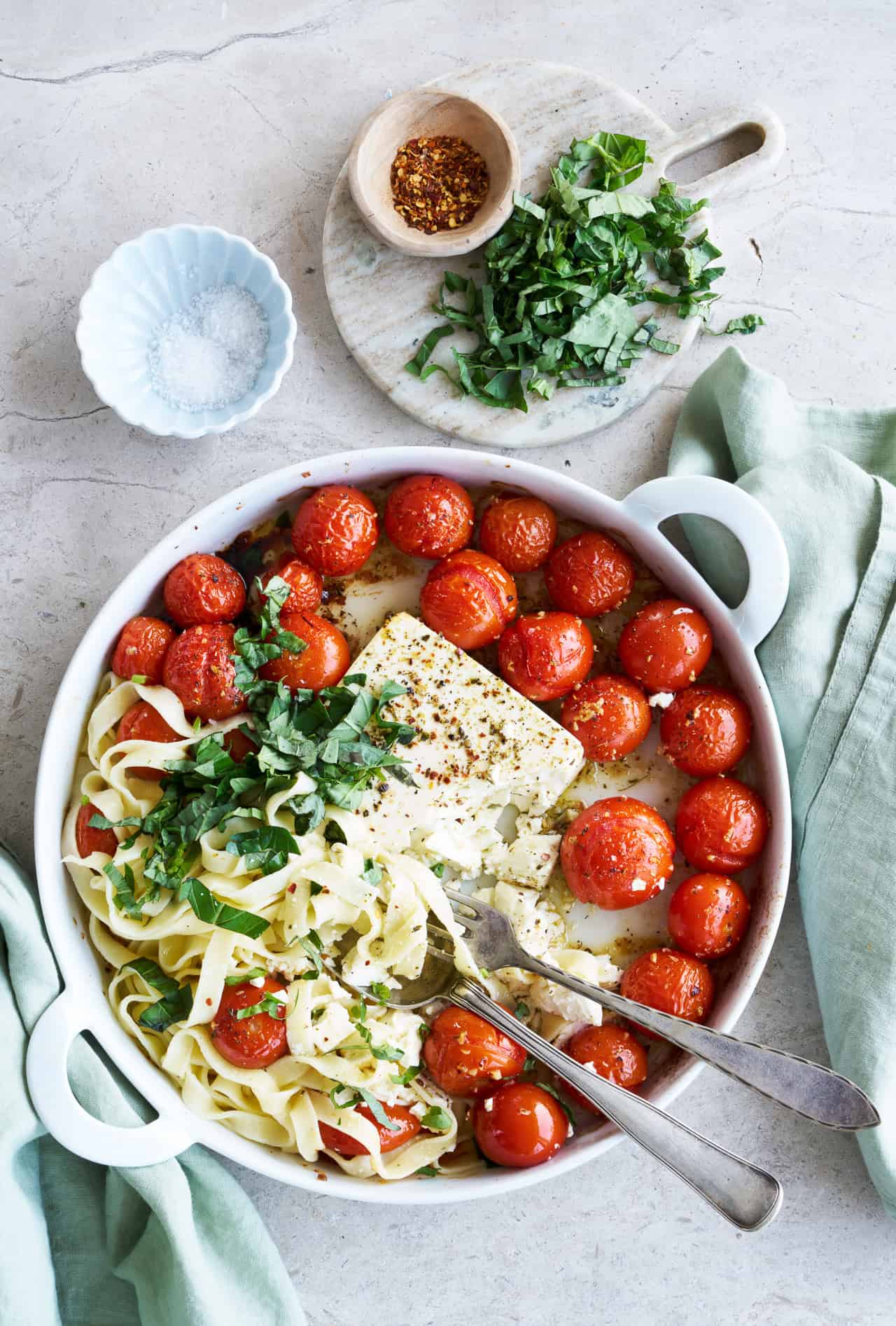 Bagt feta med tomat, basilikum og pasta