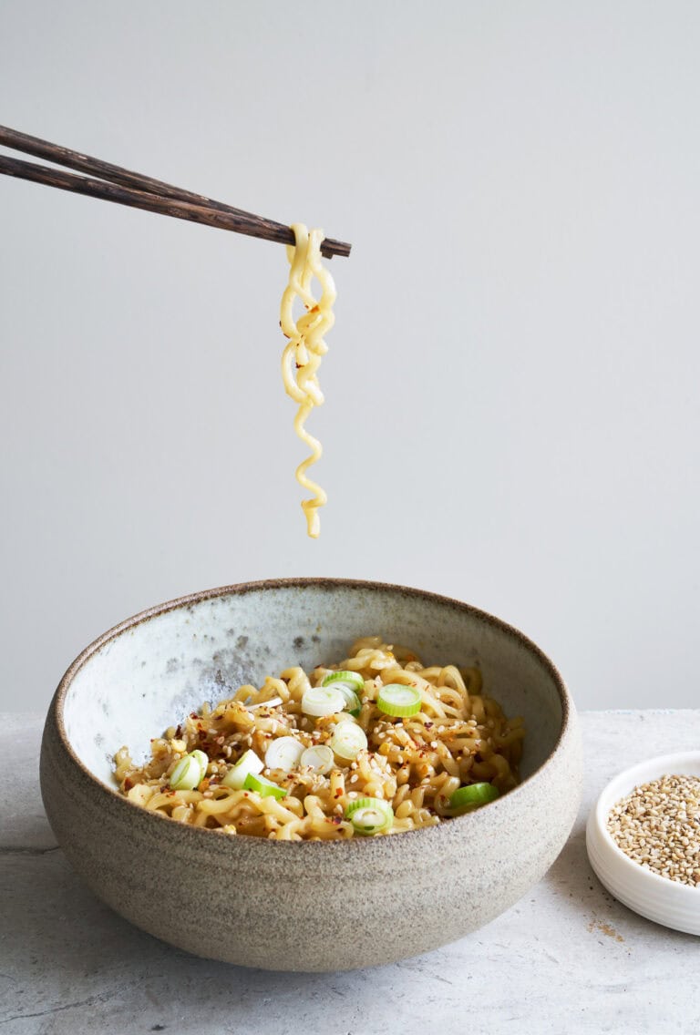 Opskrift på instant ramen med æg, soja og chili